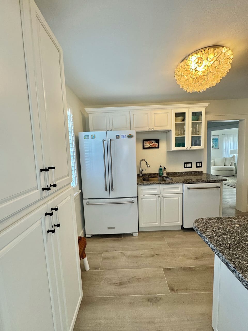 Fully equipped kitchen - wine cooler, toaster, blender, drip coffee maker, etc.