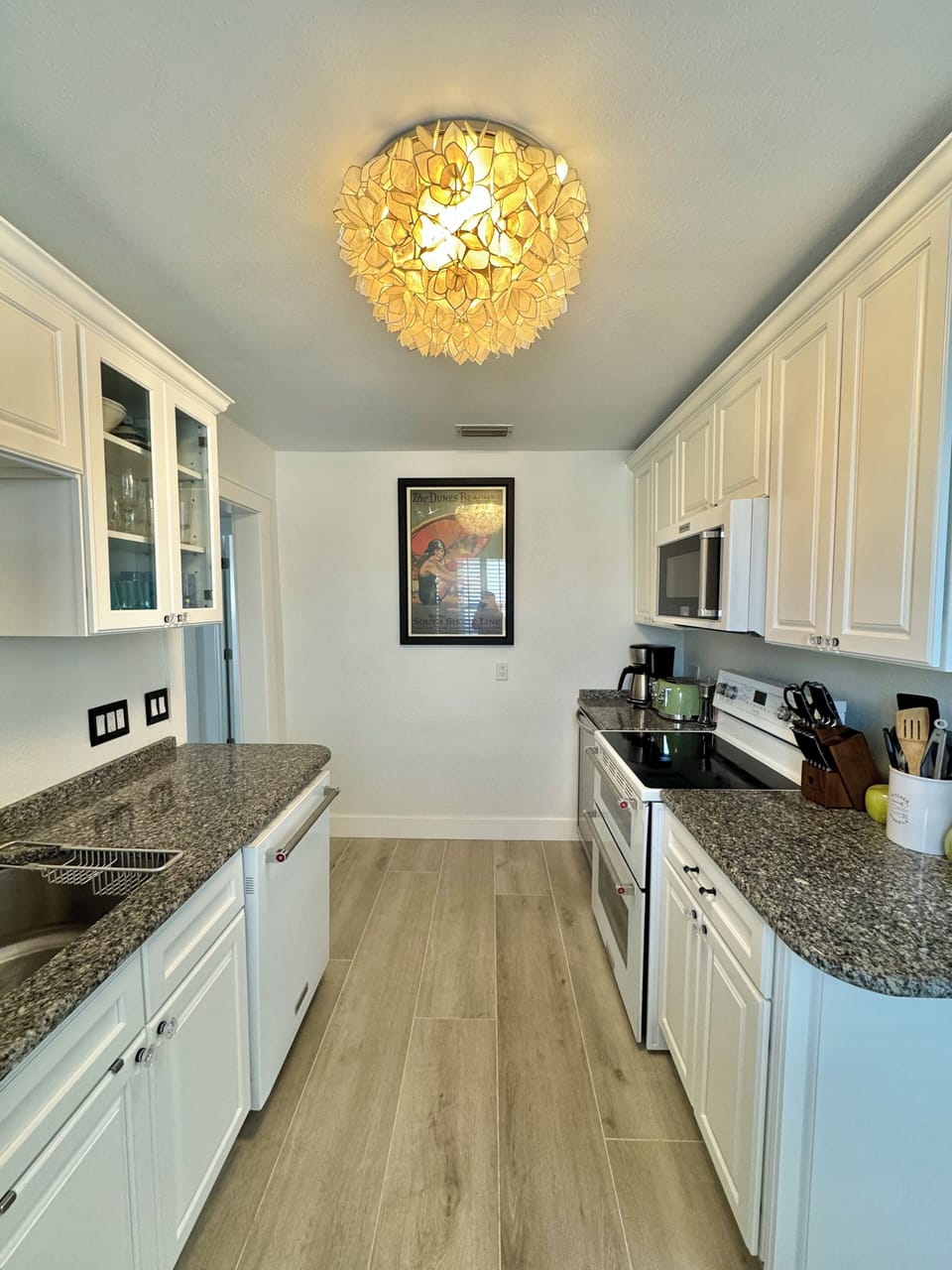 Fully equipped kitchen - wine cooler, toaster, blender, drip coffee maker, etc.
