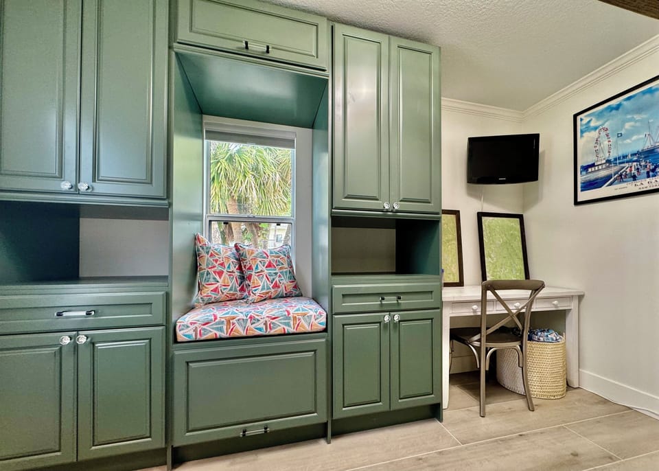Such a cute reading nook for the kids, smart TV, writing desk and built-in