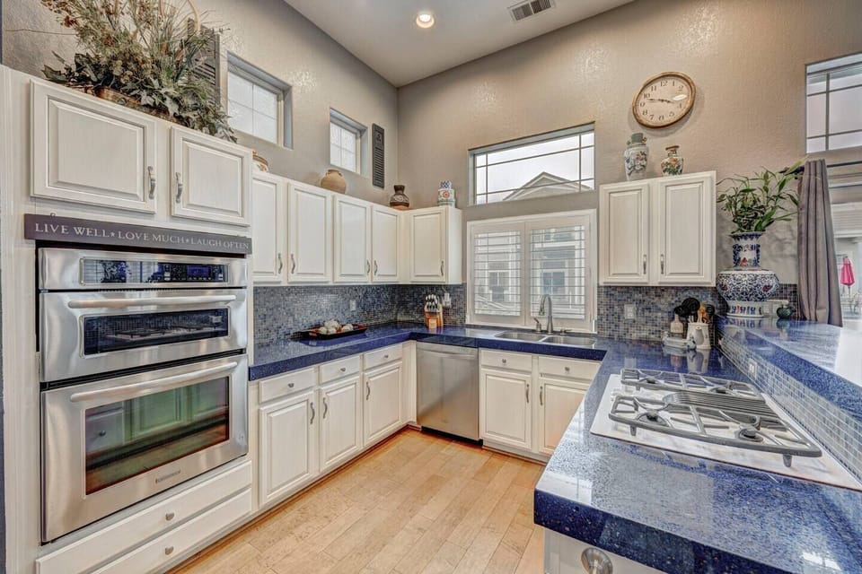 The kitchen offers a gas cooktop, double ovens, and lots of counter space to make cooking a breeze.
