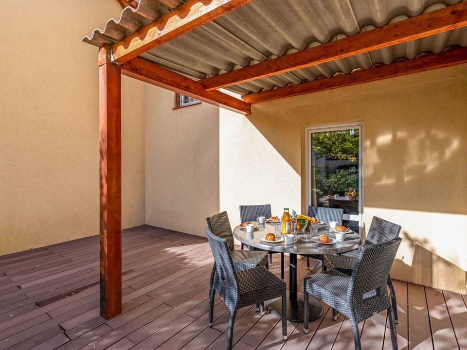 Water, Plant, Property, Building, Swimming Pool, Sky, Azure, Green, Nature, Tree