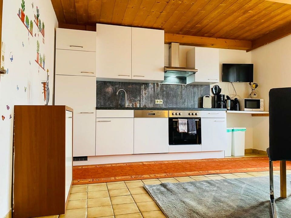 Cabinetry, Countertop, Property, Building, Kitchen Appliance, Kitchen, Wood, Interior Design, Kitchen Stove, Architecture