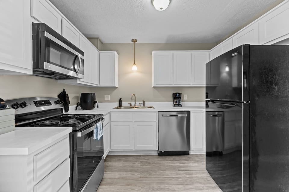 Kitchen with Updated Appliances
Mr. Coffee
Air Fryer
Smoothie Maker
Toaster
