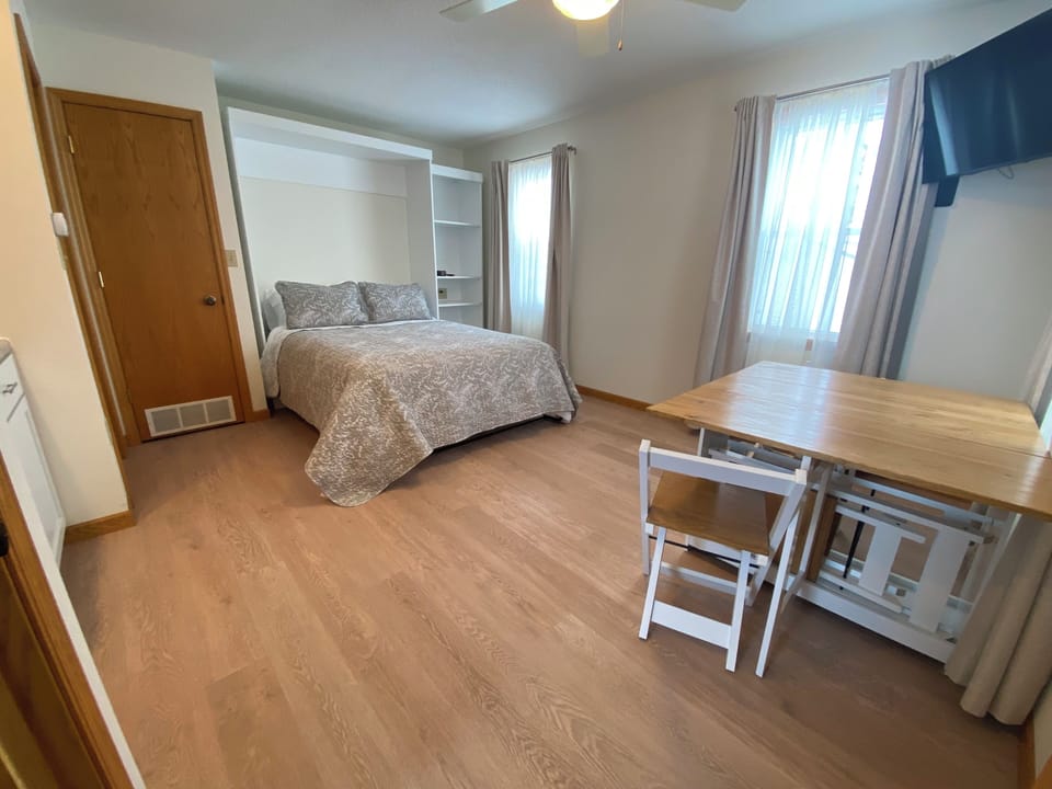  Queen bed, all beddings provided. Murphy bed