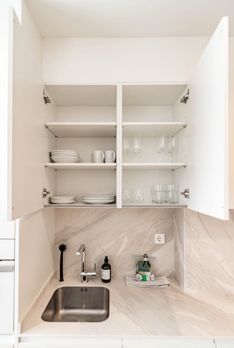 Kitchen glasses, fully equipped kitchen,
