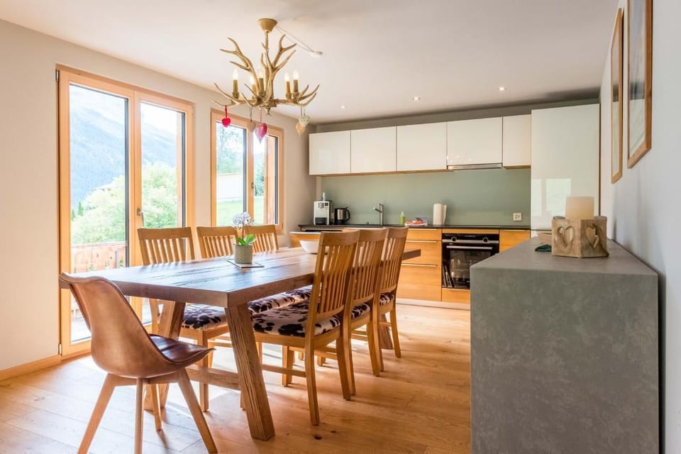 Dining area & kitchen
