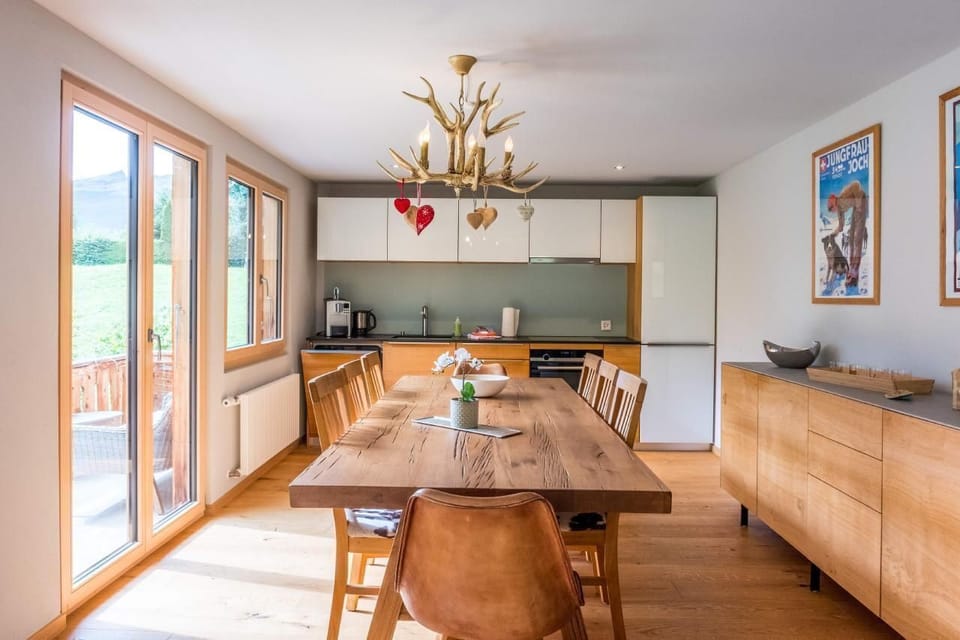 Dining area & kitchen