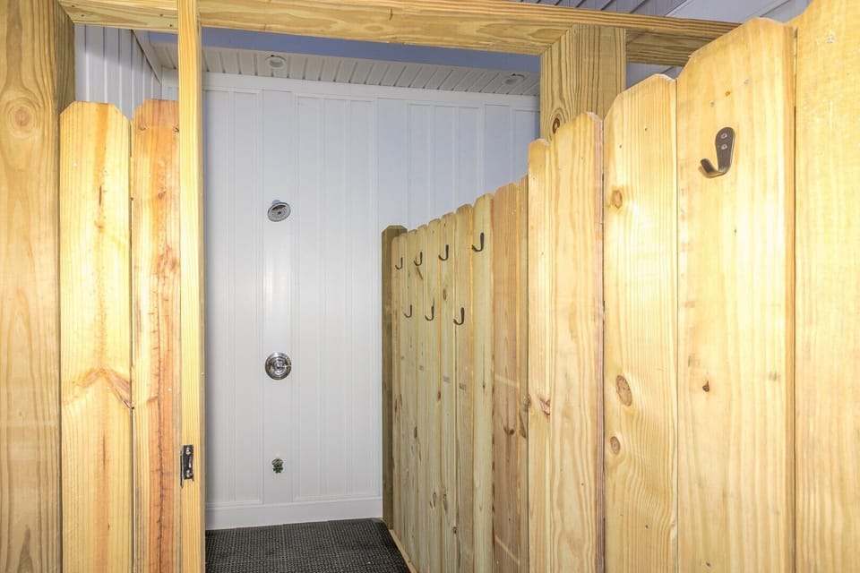 31            Outdoor Hot & Cold Shower