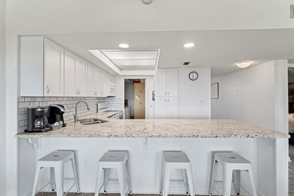 IH A104 Bar and Stools