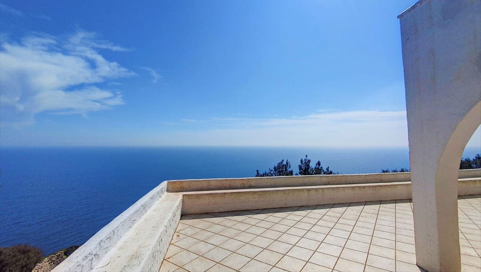 180° sea view from the upper terrace, that can be reached from each of the bedrooms. / 180°-Meerblick von der oberen Terrasse, die direkt von den drei Schlafzimmern aus erreichbar ist.