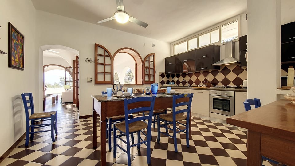 The kitchen is fully equipped with oven, gas stove, fridge with freezer, dishwasher and all the equipment you need to prepare your meals. You can eat either inside or outside on the terrace. /
Die Küche ist voll ausgestattet mit Gasherd, Backofen, Spülmaschine, Toaster und allem was Sie für die Zubereitung Ihrer Mahlzeiten benötigen. Sie können in der Küche oder draußen auf der Terrasse essen.