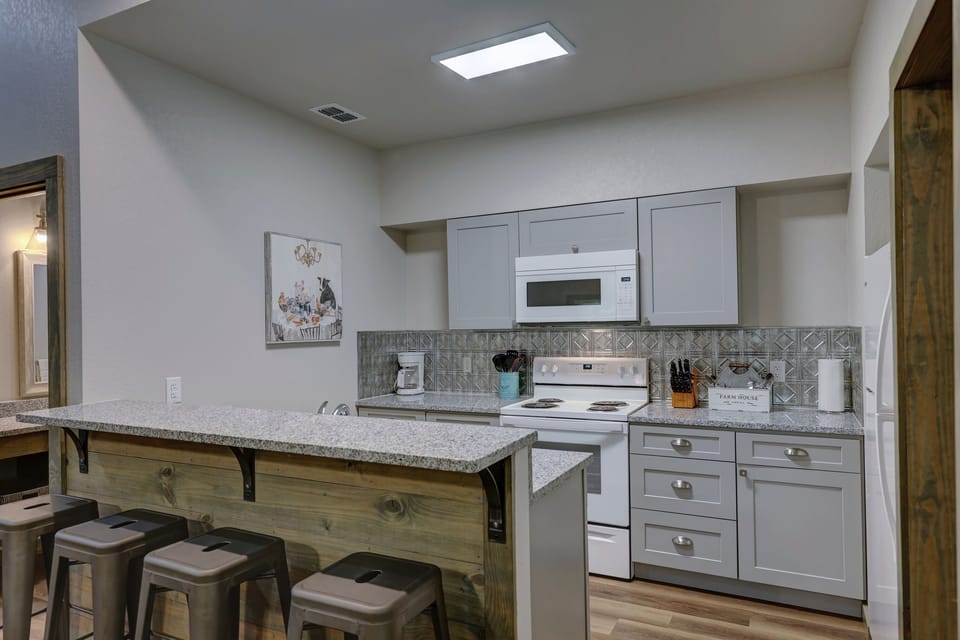 Seating at breakfast bar, fully equipped kitchen