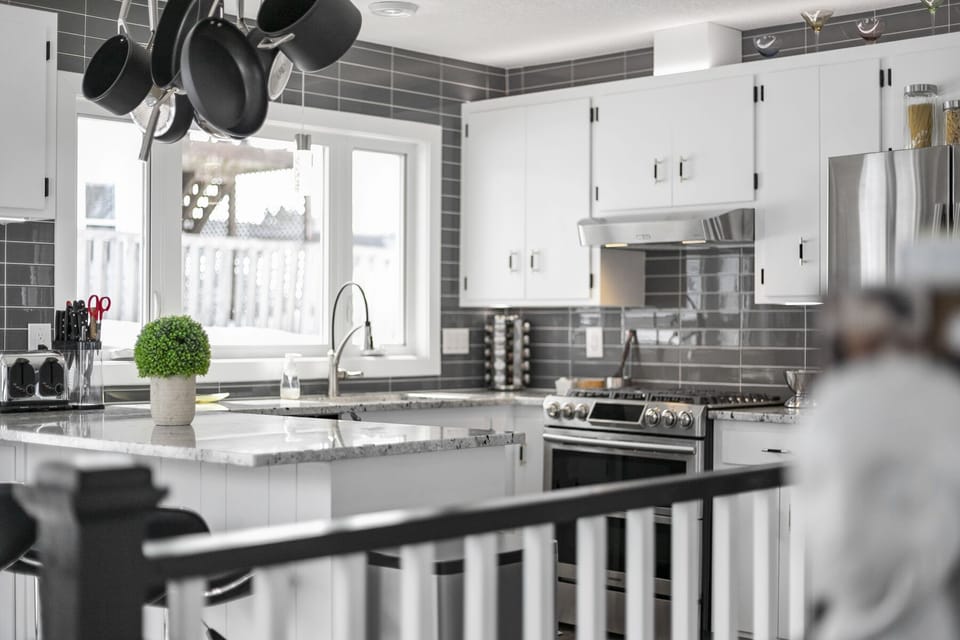 Gas range & high quality Ninja cookware. Over and under cabinet lighting. 