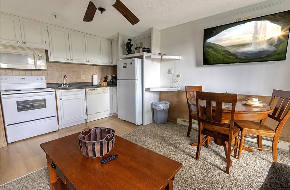 The fully equipped kitchen is great for preparing a snack, gourmet meal, or anything in between.