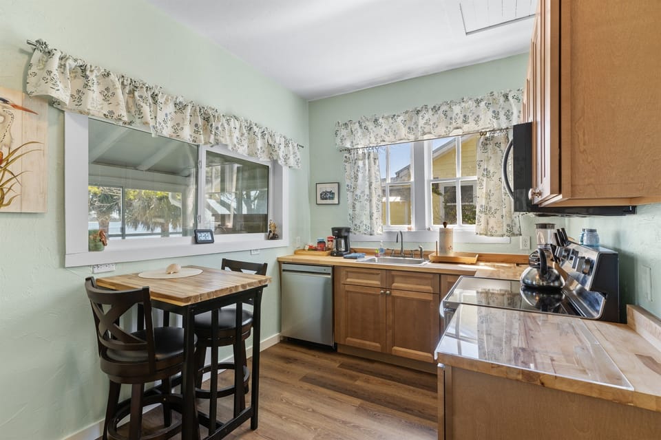 Full Kitchen with Dishwasher