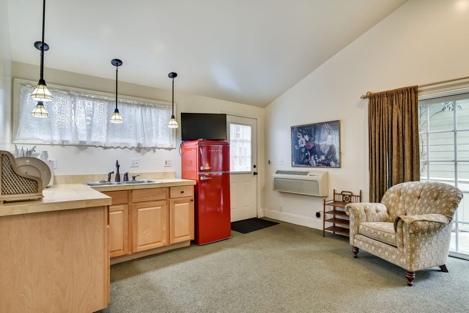 Kitchenette | Pots & Pans | Drip Coffee Maker | Hot Plate | Toaster | Spices