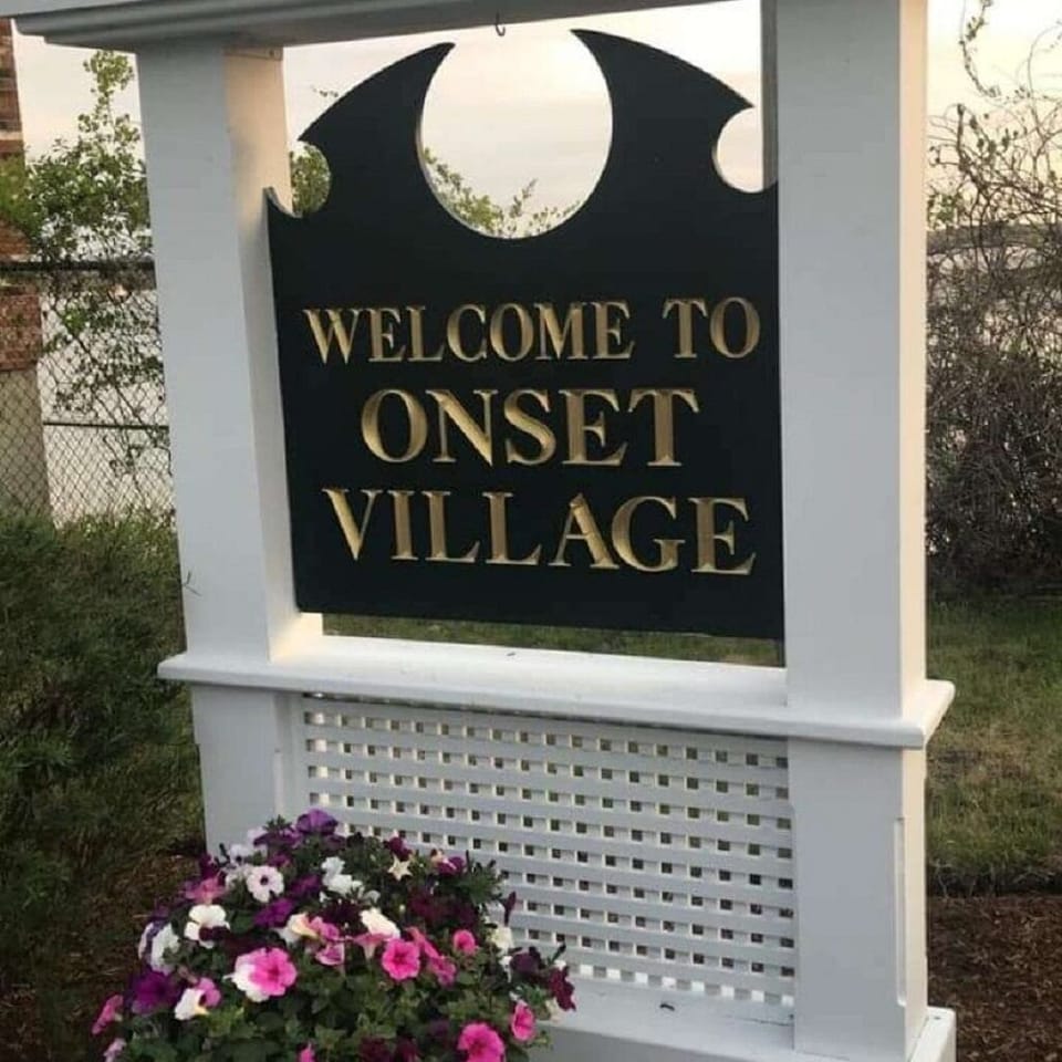 Walk to the many shops and restaurants in charming Onset Village.