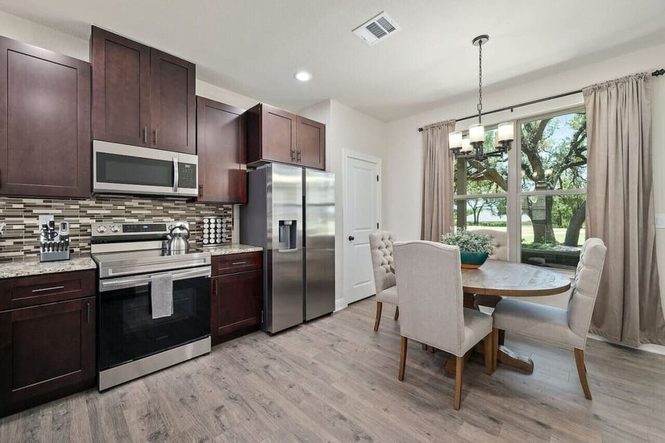 Gather ‘round with a view—dine beside big windows overlooking the Point Venture golf course, perfect for family meals or a guys’ getaway next to Hogan Hideaway.