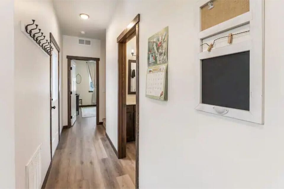 1 bedroom w/queen bed & bathroom w/walk in shower are located on ground floor.