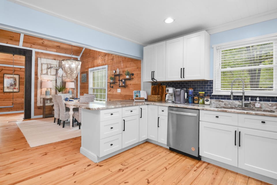 Fully stocked kitchen w/new stainless appliances