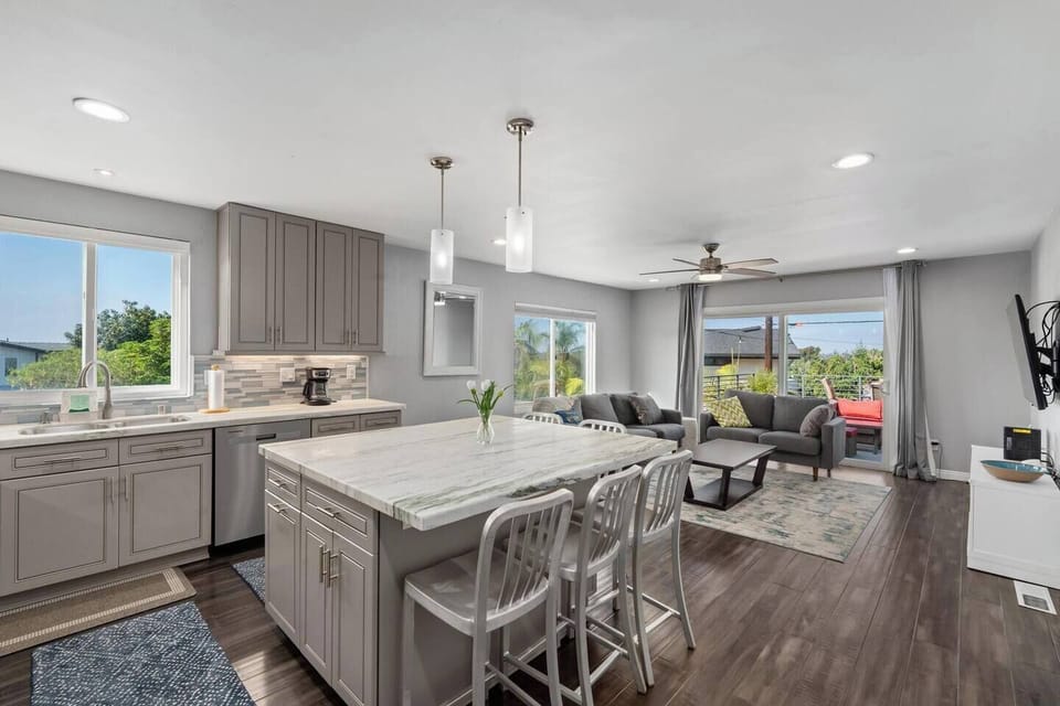 Large island with counter height dining - seats six - perfect for entertaining and hosting dinner!
