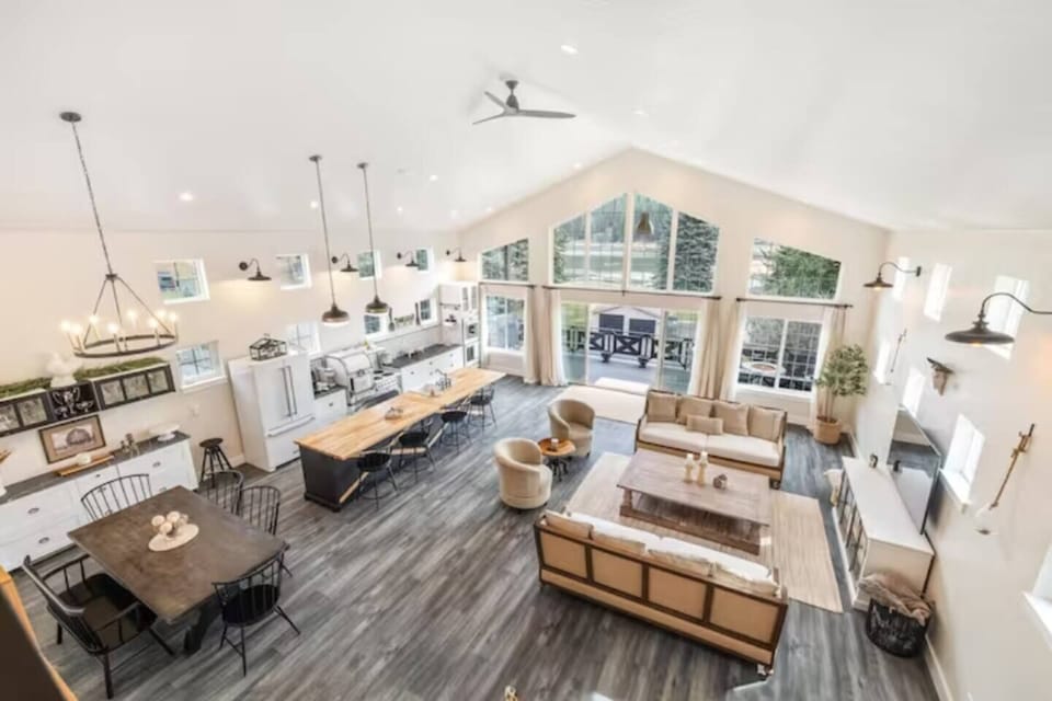 Spacious floorplan with amazing lake view from balcony!