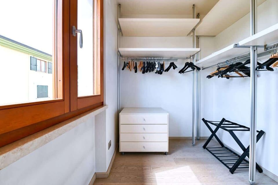 Camera da letto matrimoniale con bagno privato, cabina armadio e terrazzo, Smart Tv 43", climatizzatore e ventilatore