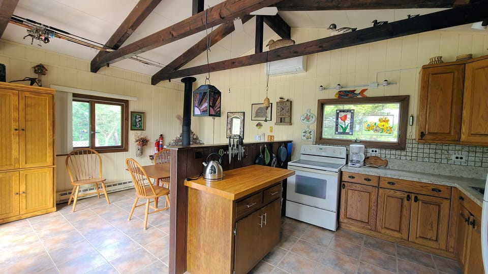 Nicely equipped eat in kitchen