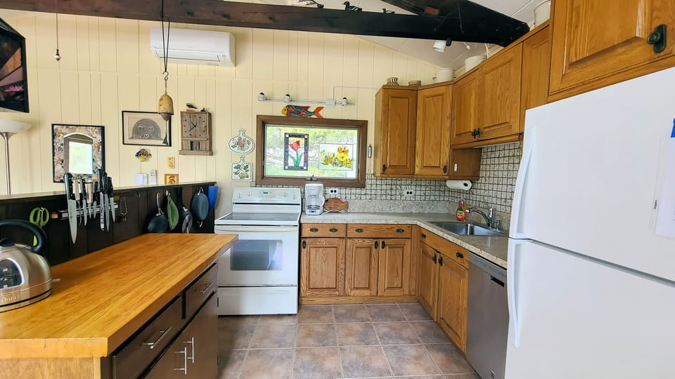 Nicely equipped eat in kitchen