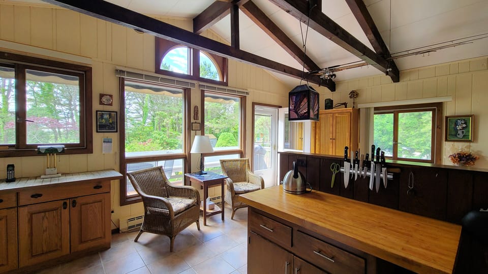 Nicely equipped eat in kitchen