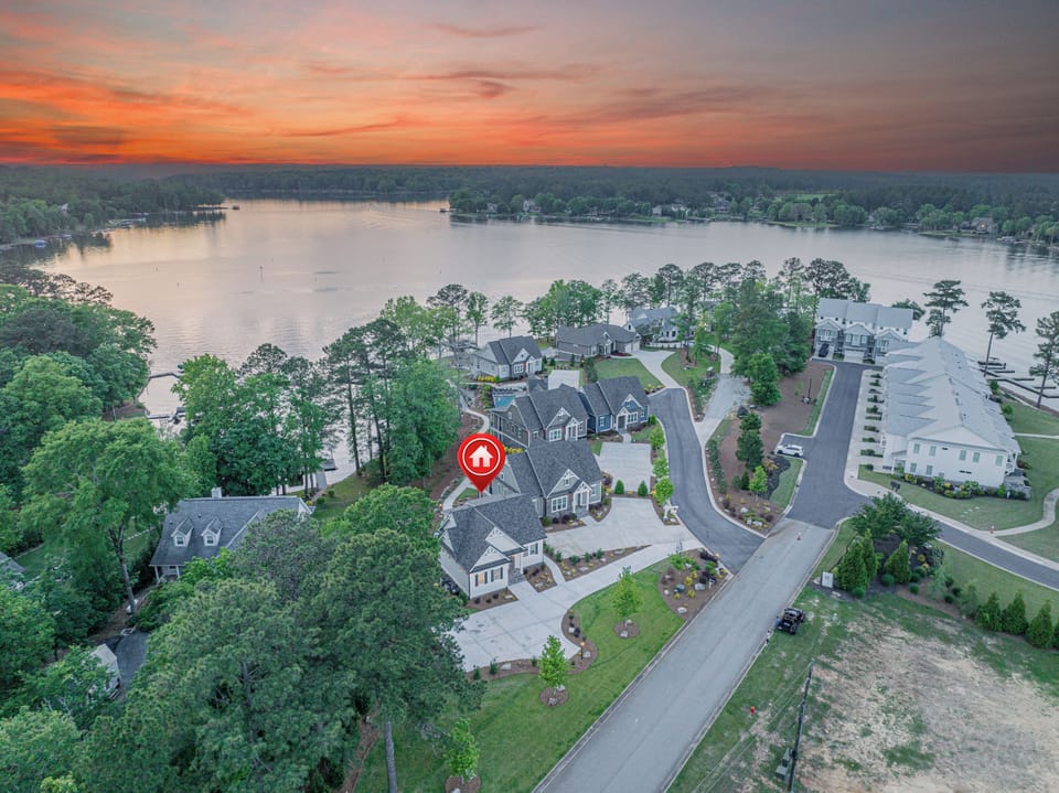 Captain's Quarters Open May 2024 in 
this amazing area Cottage Cove!


