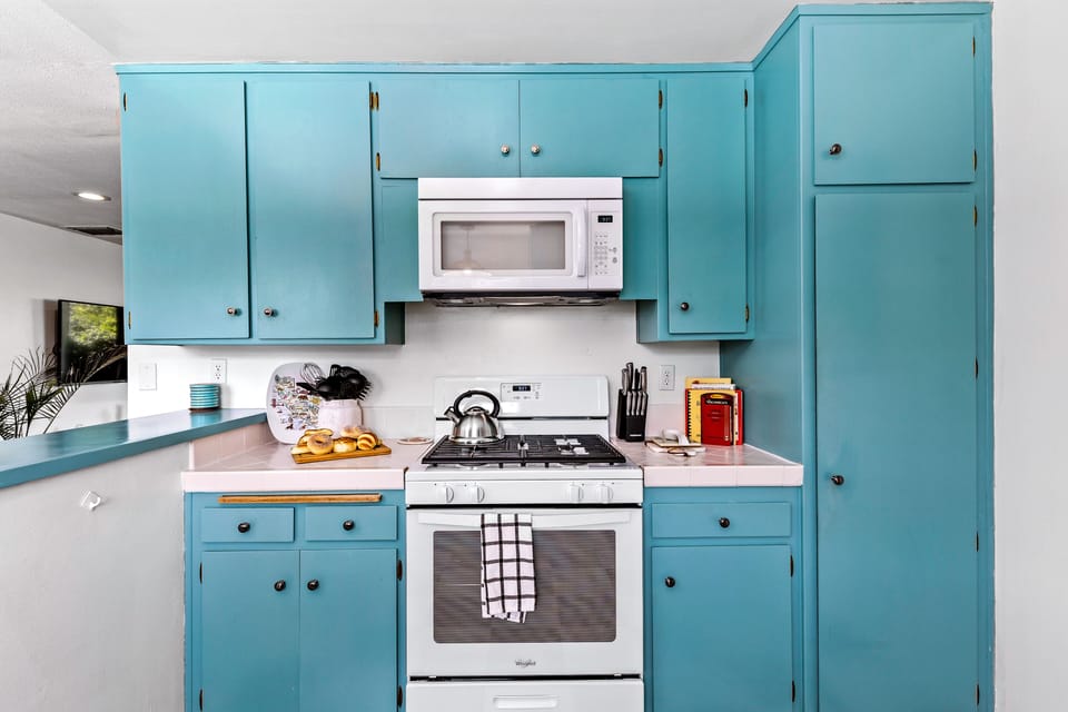 Well-stocked kitchen for all your culinary needs
