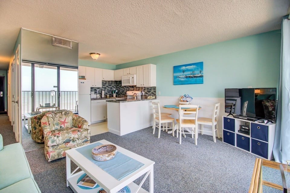 Atlantic Towers 506-print-005-008-LivingDining Room-4200x2804-300dpi