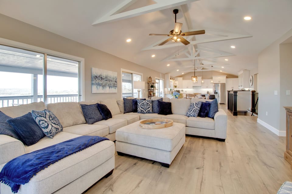 Living Room | Free WiFi | Wine Fridge | 2 Mi to Lakeview Cove Marina