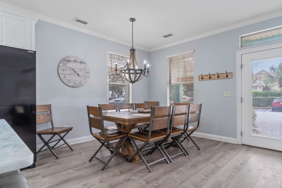 Dining room with plenty of seating
