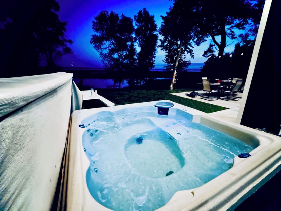 The views of the sunset from the hot tub are amazing!