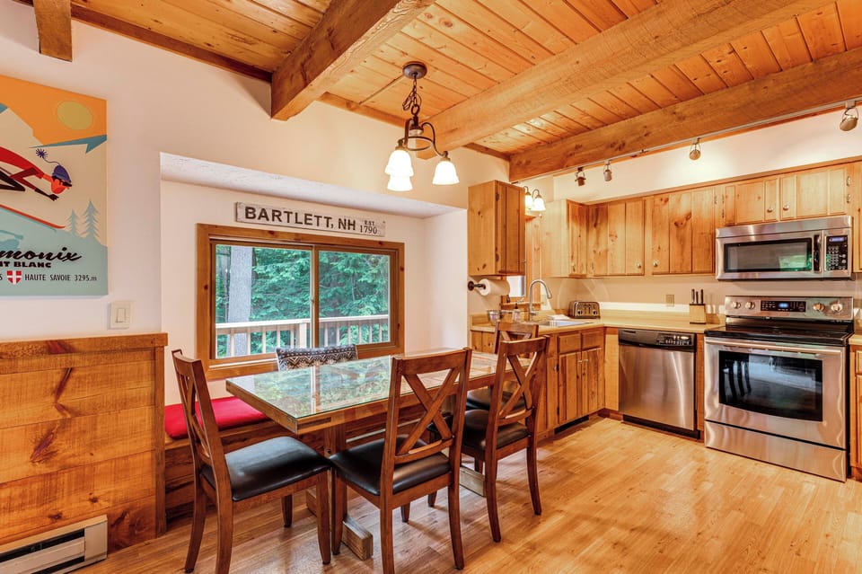 Dining Area | Dishes & Flatware Provided