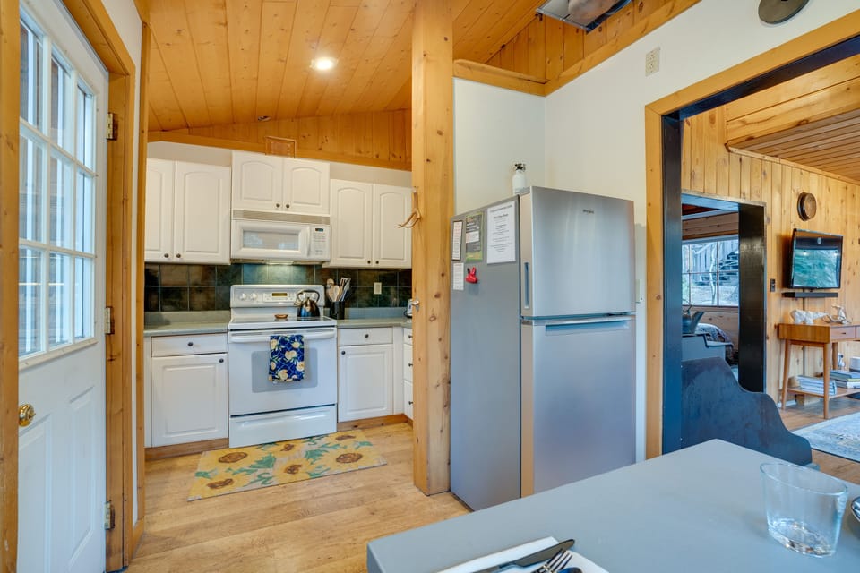 Kitchen | Paper Towels/Trash Bags Provided