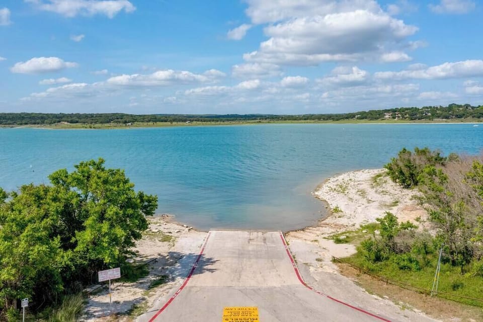 2 minutes from  Public Boat Ramp #7 to get your boat in the water! Plenty of parking at ramp