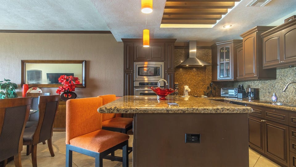 Island bar with extra seating for your dining and drinking needs