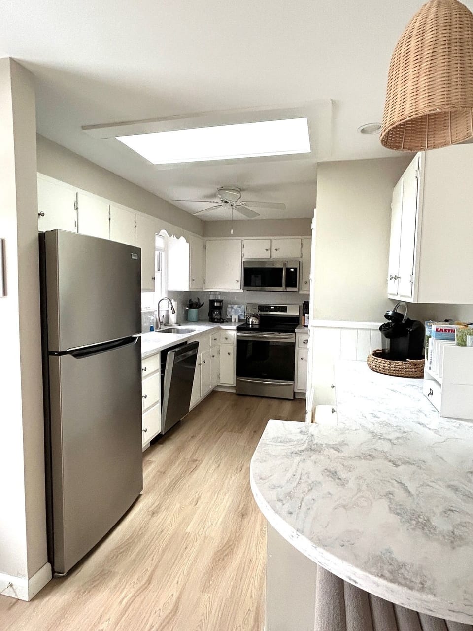 Recently renovated and fully-equipped kitchen w/ all new appliances.
