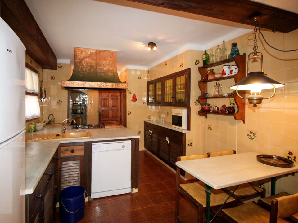 Cabinetry, Furniture, Countertop, Property, Kitchen Appliance, Wood, Refrigerator, Home Appliance, Kitchen, Table
