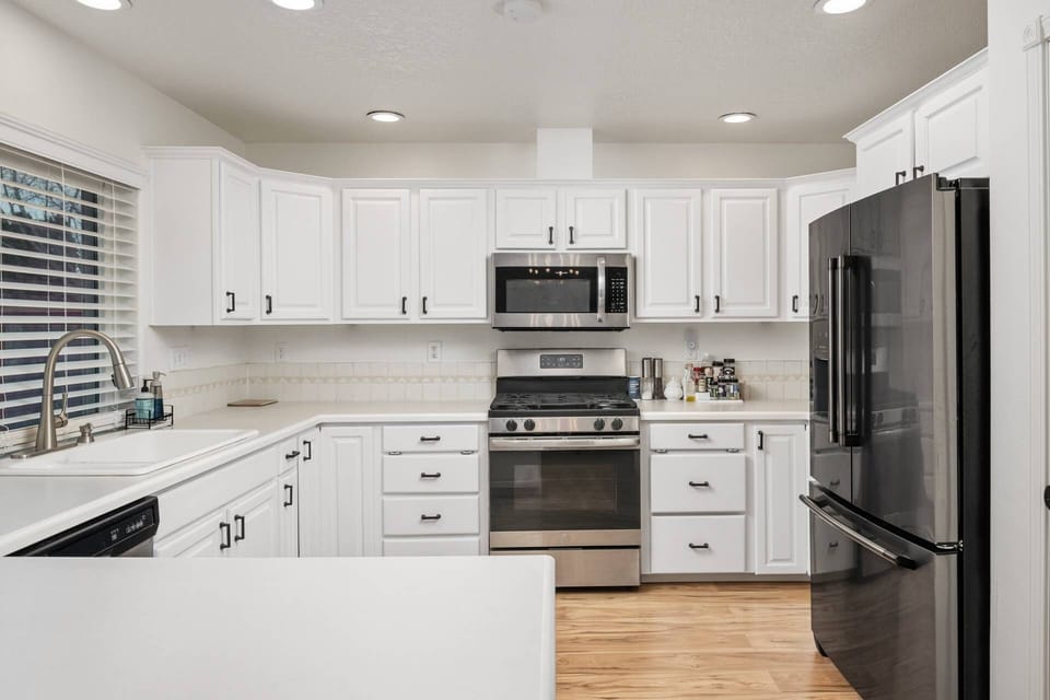 "Kitchen was fully furnished with flatware and cooking equipment! Will definitely be back again" - AlanisLyn