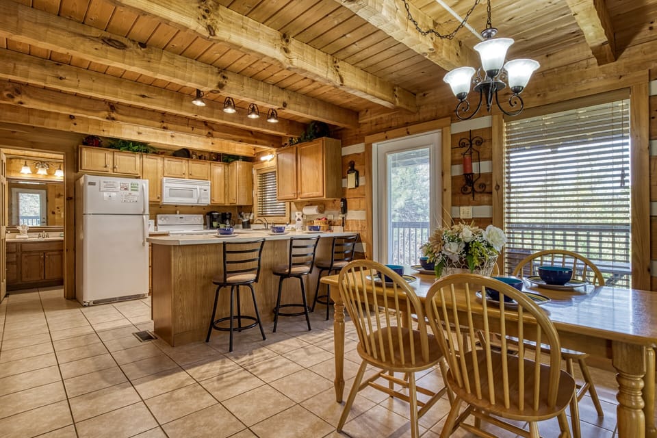Cabin in the Smokies "Outskirts of Heaven" - Dining area and kitchen