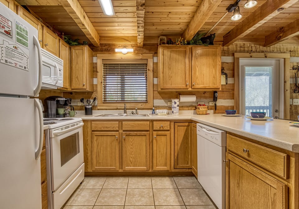 Wears Valley Cabin "Outskirts of Heaven" - Fully furnished kitchen
