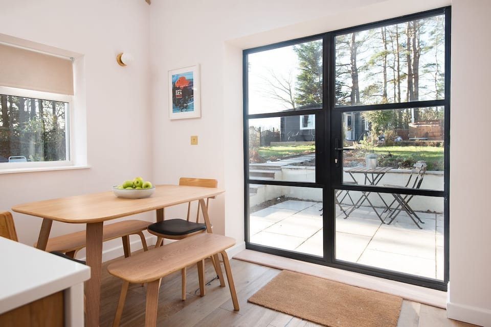 East Lodge Home Farm - tuck into tasty dinners with views of the garden through the patio doors