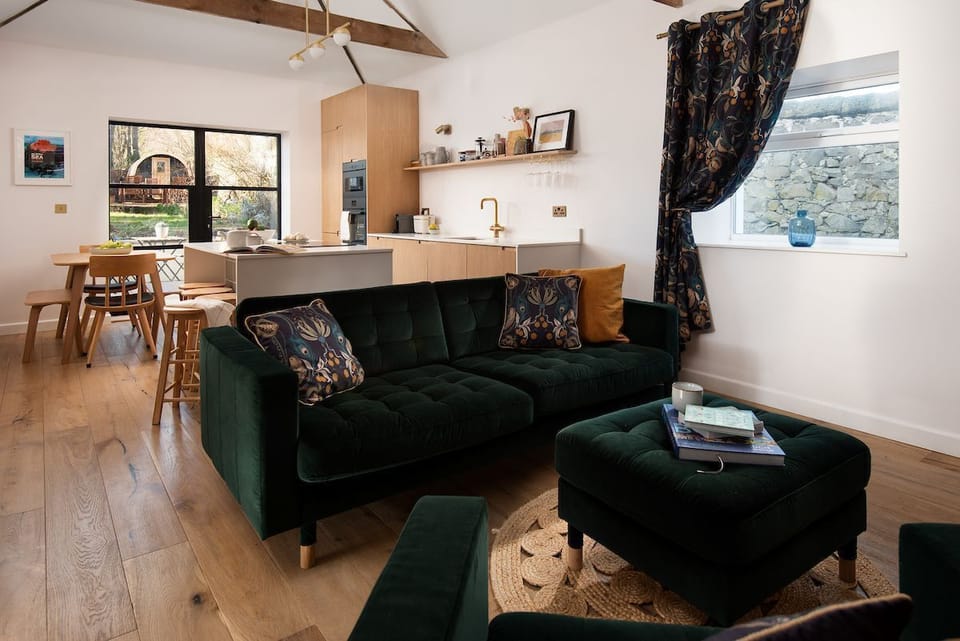 East Lodge Home Farm - open-plan sitting room with dining area and kitchen beyond