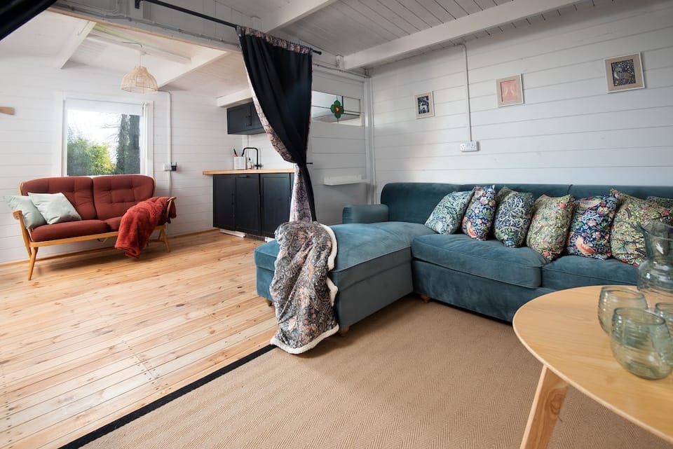 East Lodge Home Farm - garden cabin with plenty of seating and kitchen area