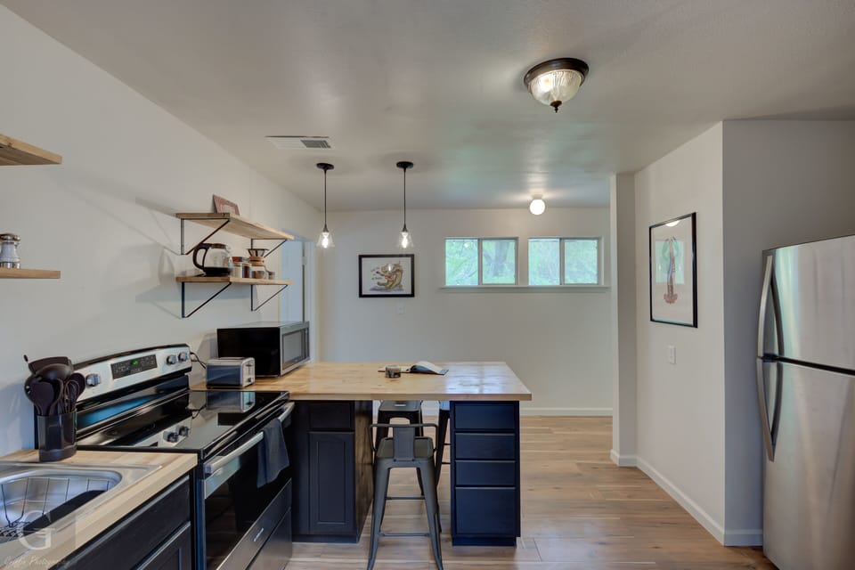 Functional kitchen with everything you need to cook a delicious meal.