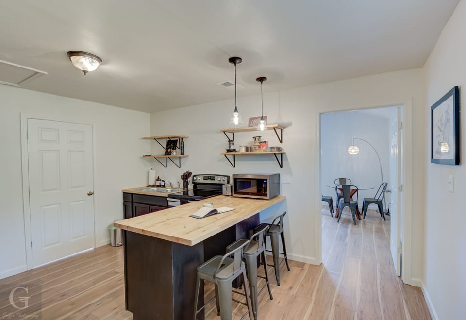 Functional kitchen with everything you need to cook a delicious meal.